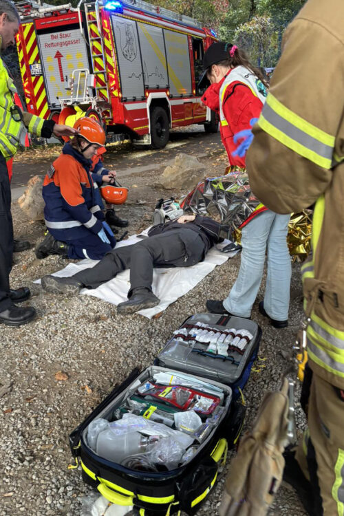 Erstversorgung einer verunfallten Person durch Angehörige des Jugendrotkreuzes und der Jugendfeuerwehr unter kritischer Beobachtung durch die Ausbilder. Foto: FW Wülfrath