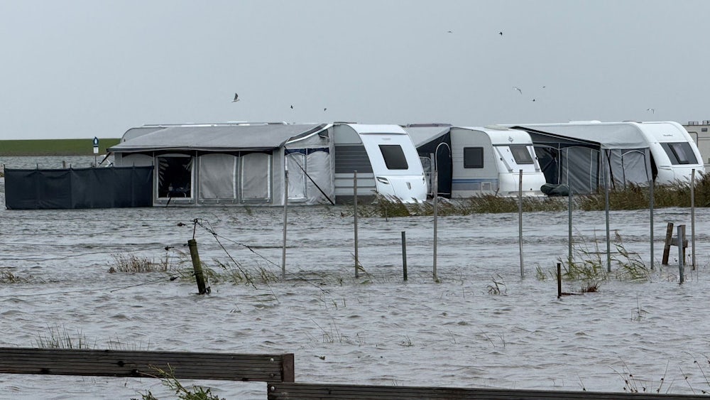 Durch das Hochwasser wurde ein Campingplatz auf Norderney überflutet.