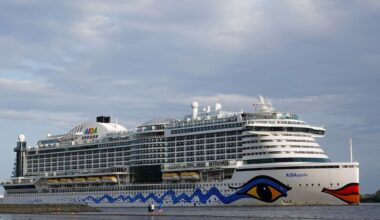 Wegen der Sturmflut kann das Kreuzfahrtschiff "Aidaperla" seit Samstag nicht den Hamburger Hafen verlassen. (Archivbild) Foto: C