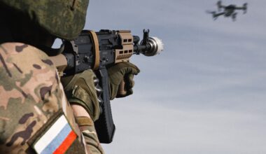 Russischer Soldat will Drohne abschießen – ©Archiv