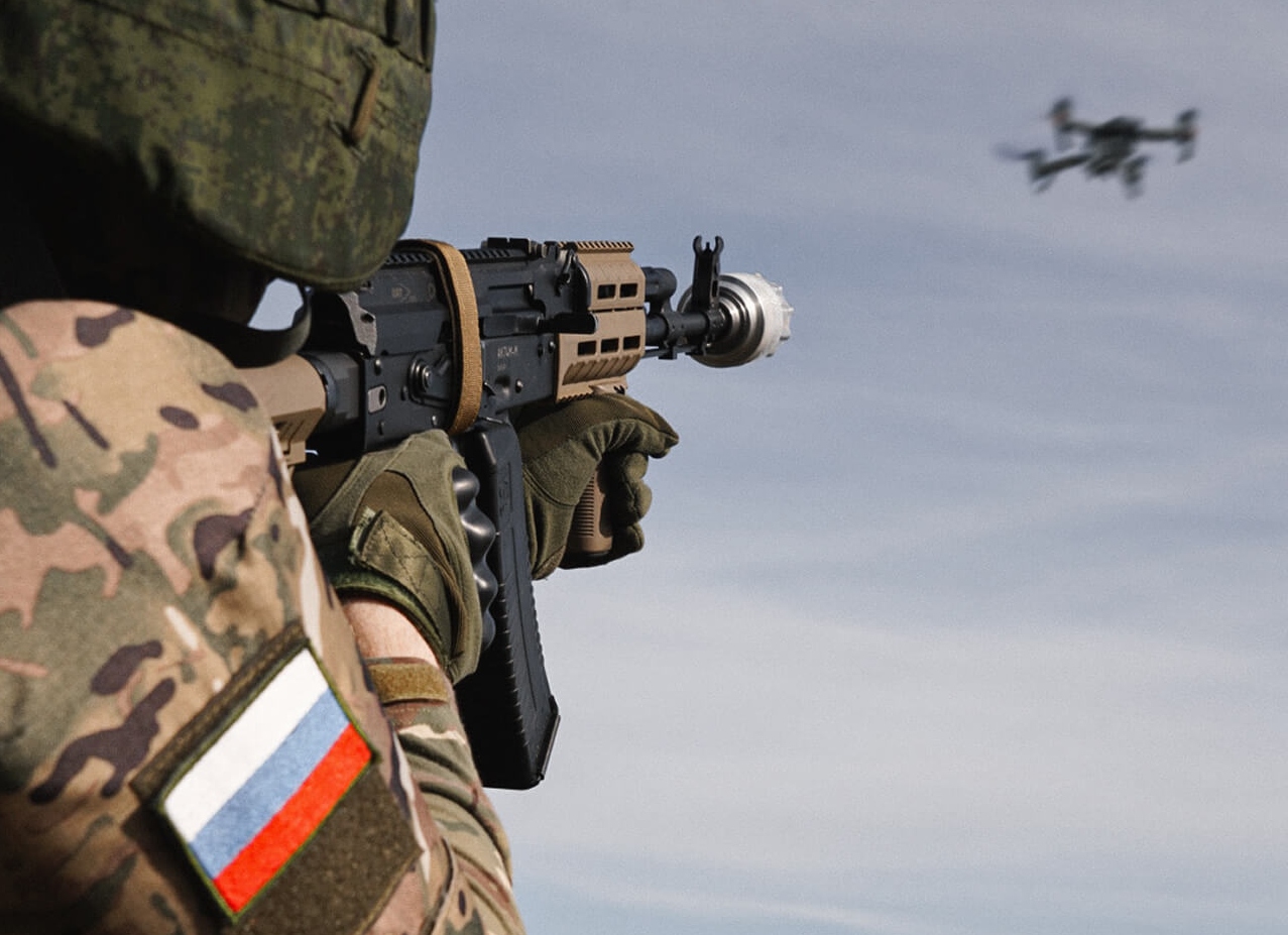 Russischer Soldat will Drohne abschießen – ©Archiv