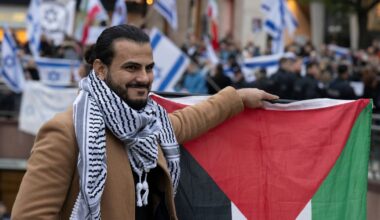 Zahlreiche Teilnehmer einer pro-palästinensischen Demonstration versammeln sich in der Innenstadt zu einer Kundgebung. Ein Mann