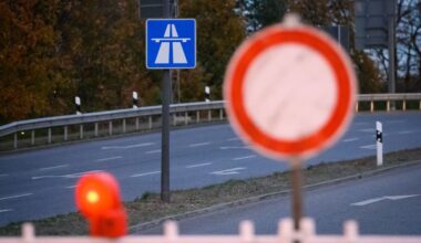 Arbeiten an einer neuen Fahrbahn sowie das Anbringen neuer Schilder sorgen auf der A17 für Behinderungen. (Symbolbild) Foto: Jon