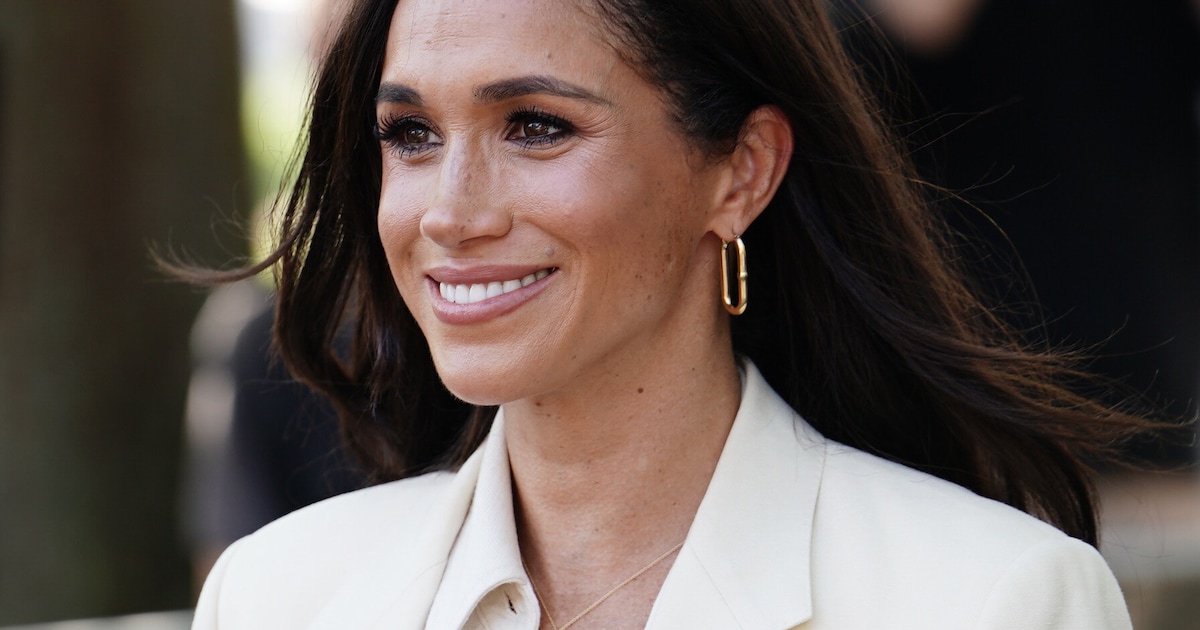 Wow-Look in weiß: Herzogin Meghan überrascht mit Auftritt bei Pariser Fashion Week