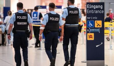 Beamte der Bundespolizei gehen an den Sicherheitskontrollen des Flughafens Köln/Bonn vorbei.