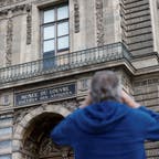 Das Vorgehen der Einbrecher entpuppte sich als überraschend simpel: Ein Mann fotografiert das kaputte Fenster.
