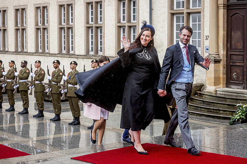 Der Wind verleiht Prinzessin Claires Look eine aufregende Dramatik.