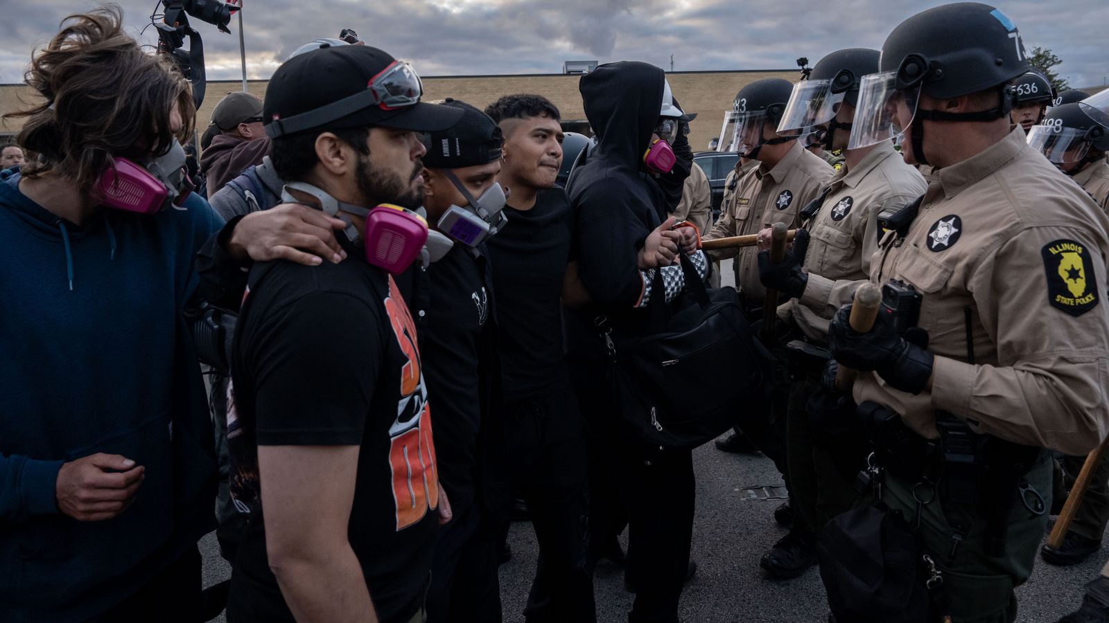 ICE-Agenten greifen Arbeiter in Chicago brutal an