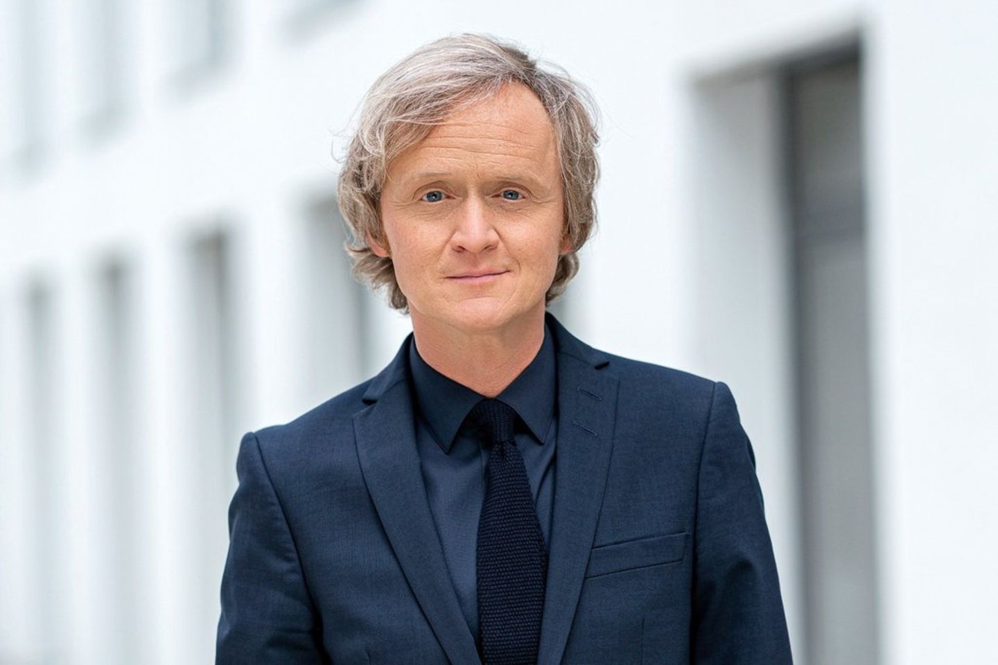 Pierre M. Krause ist in "Tatort: Überlebe wenigstens bis morgen" in seiner Paraderolle als Moderator zu sehen.