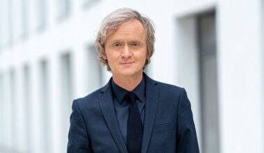 Pierre M. Krause ist in "Tatort: Überlebe wenigstens bis morgen" in seiner Paraderolle als Moderator zu sehen.