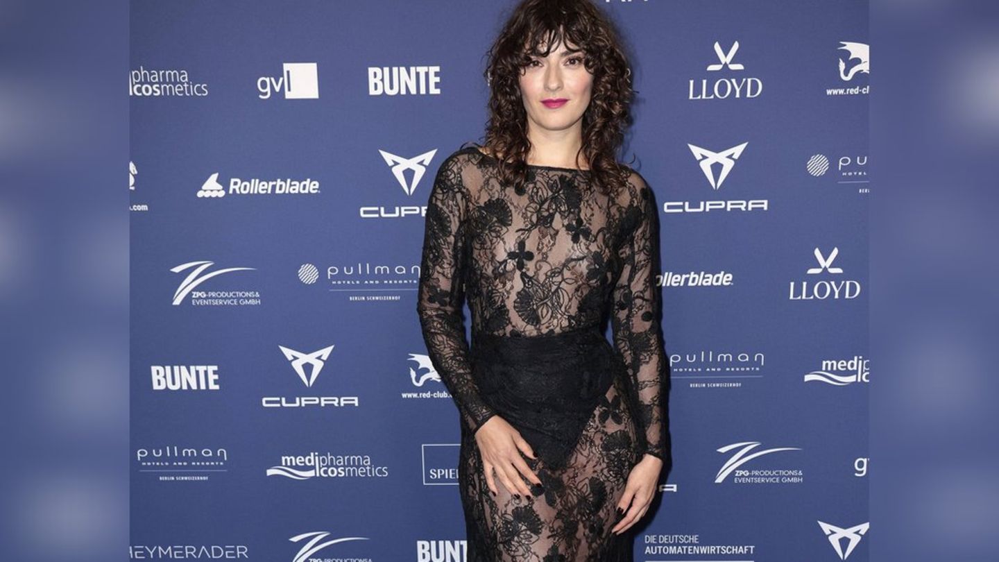 "Call My Agent Berlin"-Star Seyneb Saleh: Sie bezaubert im Transparent-Look