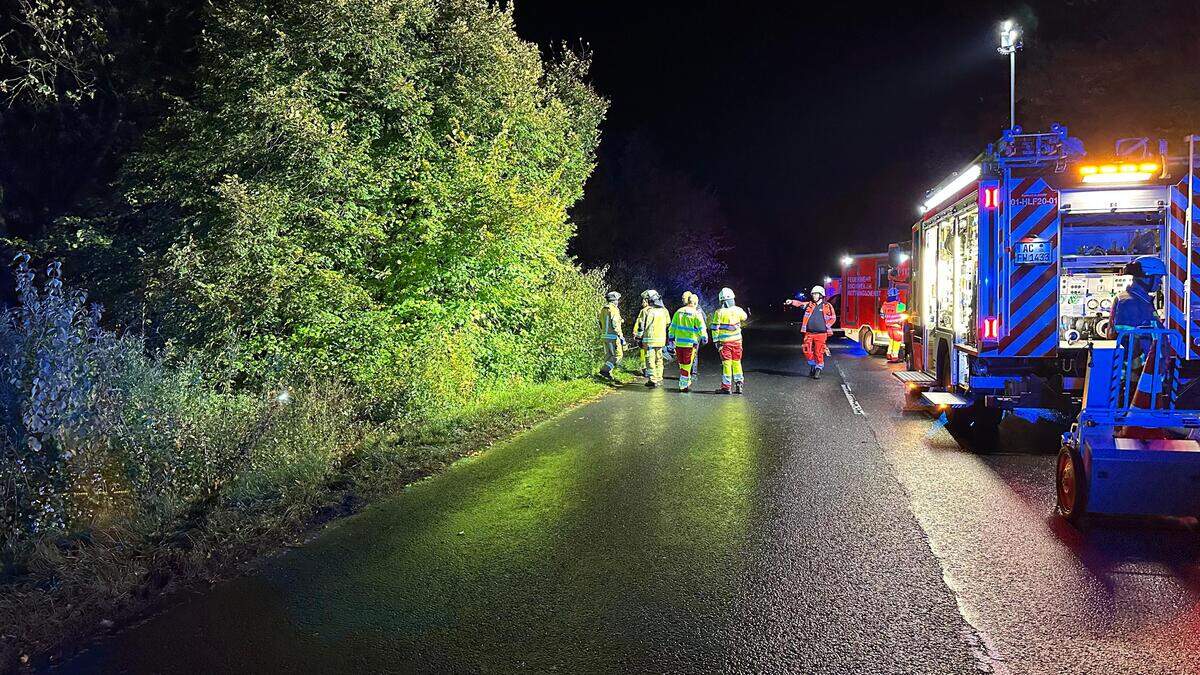 Auf der L240 zwischen Alsdorf und Eschweiler führte ein gescheiterter Überholversuch zu einem schweren Unfall eines mit sechs Personen besetzten Fahrzeugs.
