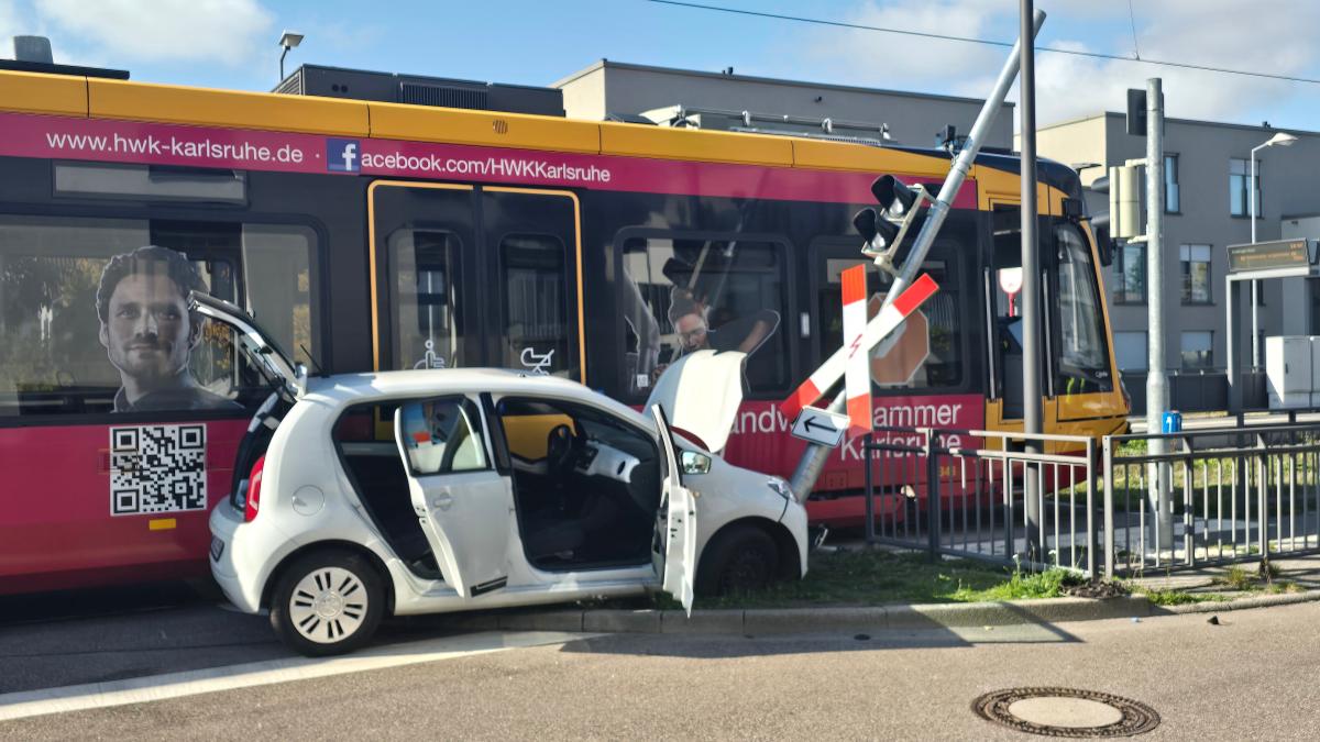 Unfall in Knielingen - Auto fährt in Straßenbahn