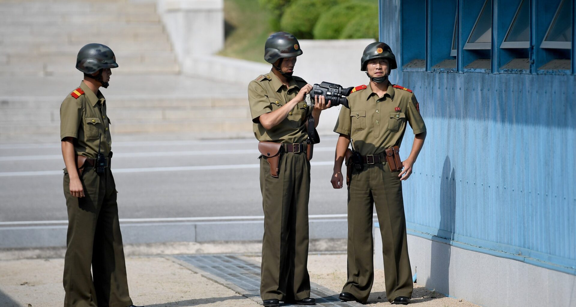 Nordkoreanische Soldaten stehen im Jahr 2018 in der demilitarisierten Zone (DMZ) zwischen Nord- und Südkorea.