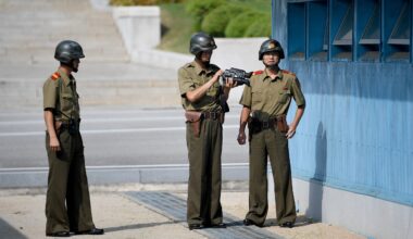 Nordkoreanische Soldaten stehen im Jahr 2018 in der demilitarisierten Zone (DMZ) zwischen Nord- und Südkorea.