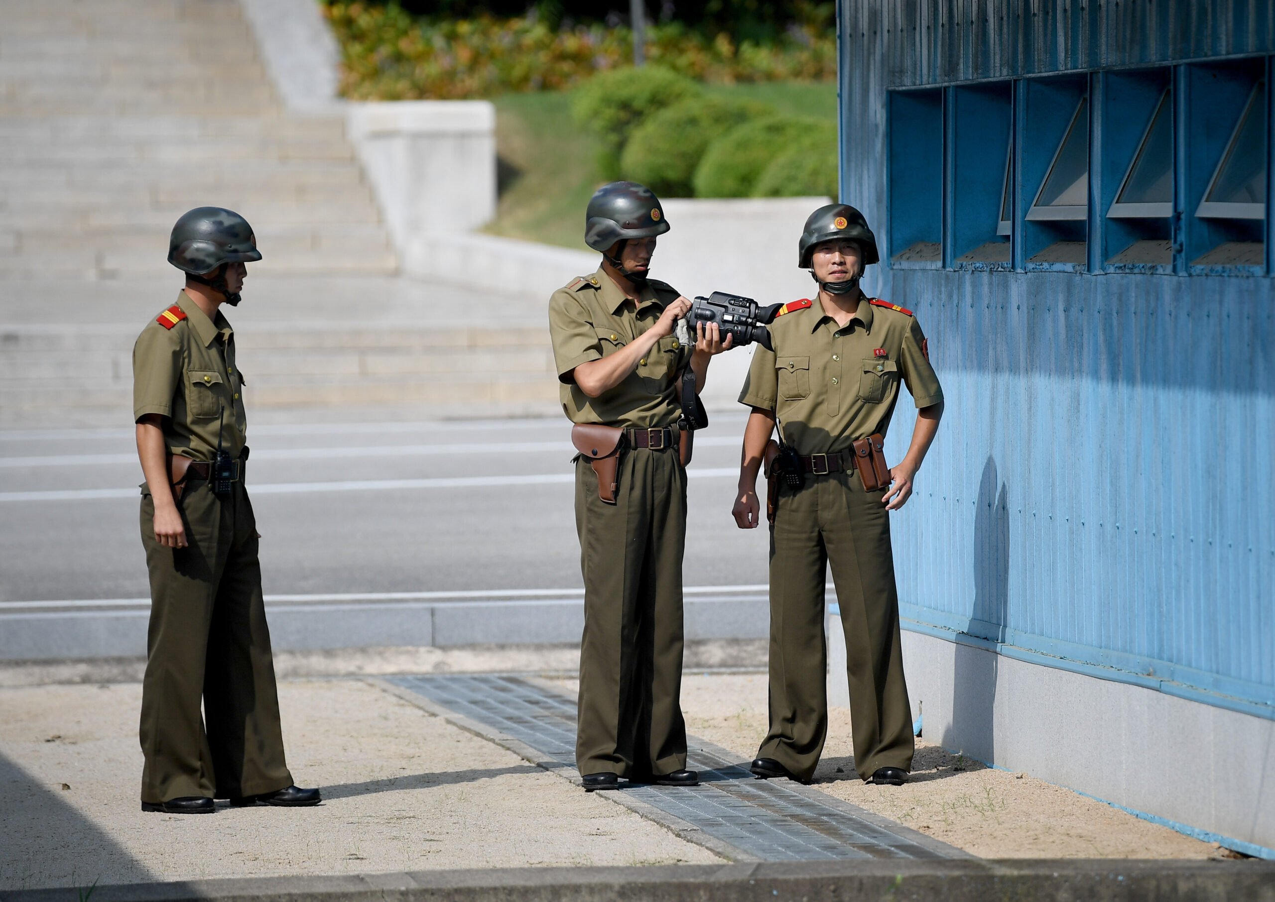Nordkoreanische Soldaten stehen im Jahr 2018 in der demilitarisierten Zone (DMZ) zwischen Nord- und Südkorea.