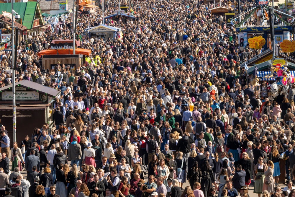 Bei strahlendem Sonnenschein zog es am Feiertag viele Menschen auf die Wiesn, wo sich die Besucher durch die Gassen drängten.