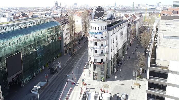 Das "Yours Truly"-Hotel am Stachus hat wegen einer Totalrenovierung seit dem 19. Oktober geschlossen. (Archivbild)