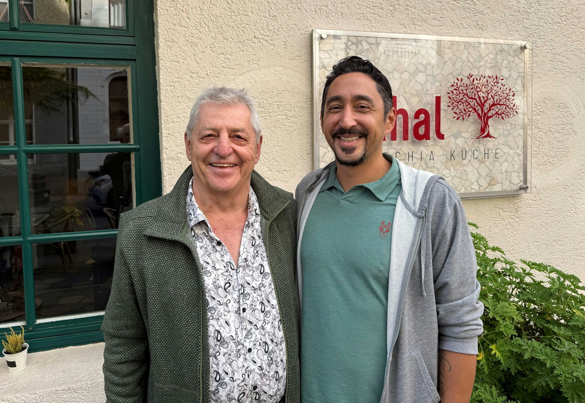 Nedim Hazar und Eko Fresh treffen sich vor dem Lokal „Mahal“, in dem für das Musical „Baha und die wilden 70er“  geprobt wird