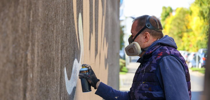 Wenn Karsten Siebert – besser bekannt als "KAE ONE"– zur Dose greift, wird aus grauem Beton plötzlich Farbe, Form und Ausdruck. Seit fast vier Jahrzehnten prägt der Fuldaer Sprayer die regionale Graffiti-Szene - mit knalligen Styles, klaren Botschaften und jeder Menge Leidenschaft.