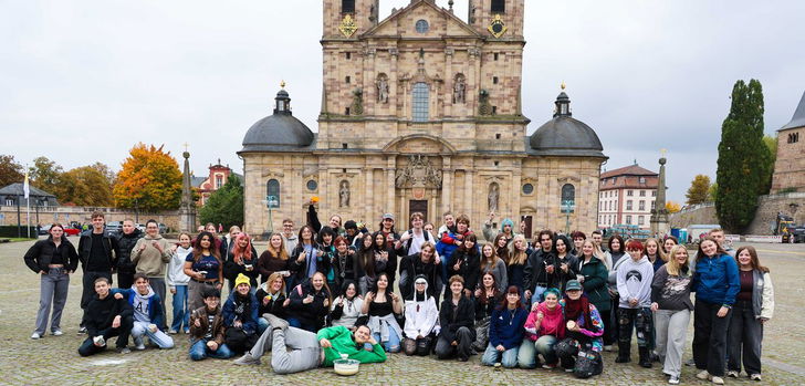 m Samstagnachmittag trafen sich etwa 50 Gleichgesinnte am Domplatz mitten in Fulda. Der Grund? Sie wollten Pudding mit einer Gabel essen. Klingt zunächst sehr verrückt, doch dahinter steckt viel mehr als nur ein TikTok-Trend