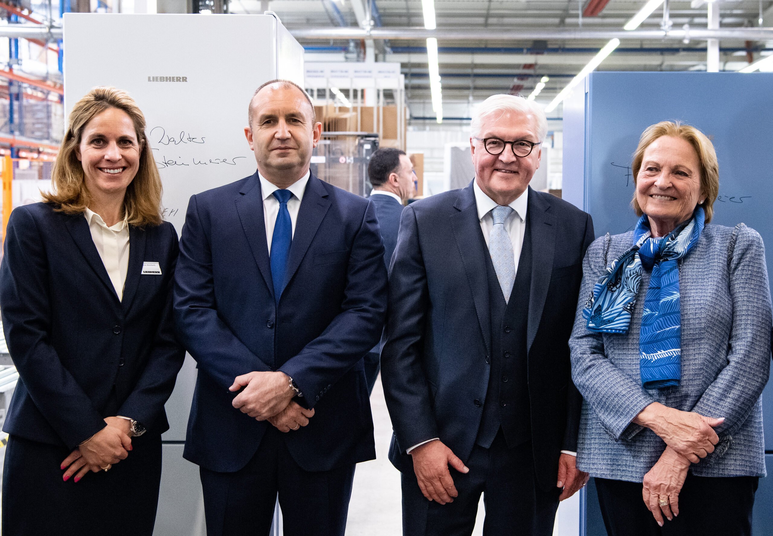 Isolde Liebherr (rechts) traf 2019 den Bundespräsidenten Frank-Walter Steinmeier am Liebherr-Standort im bulgarischen Radinowo, wo rund 2.000 Mitarbeitende Kühl- und Gefriergeräte fertigen.
