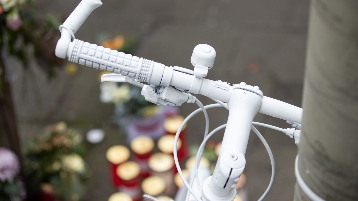 Am Sonntag wird in Hamburg der bei einem "Dooring-Unfall" getöteten 41-jährigen Radfahrerin gedacht. (Symbolfoto) Foto: Friso Ge