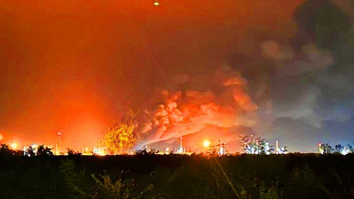Raffinerie in Ungarn, die Öl aus Russland verarbeitet, nach Explosion in Flammen