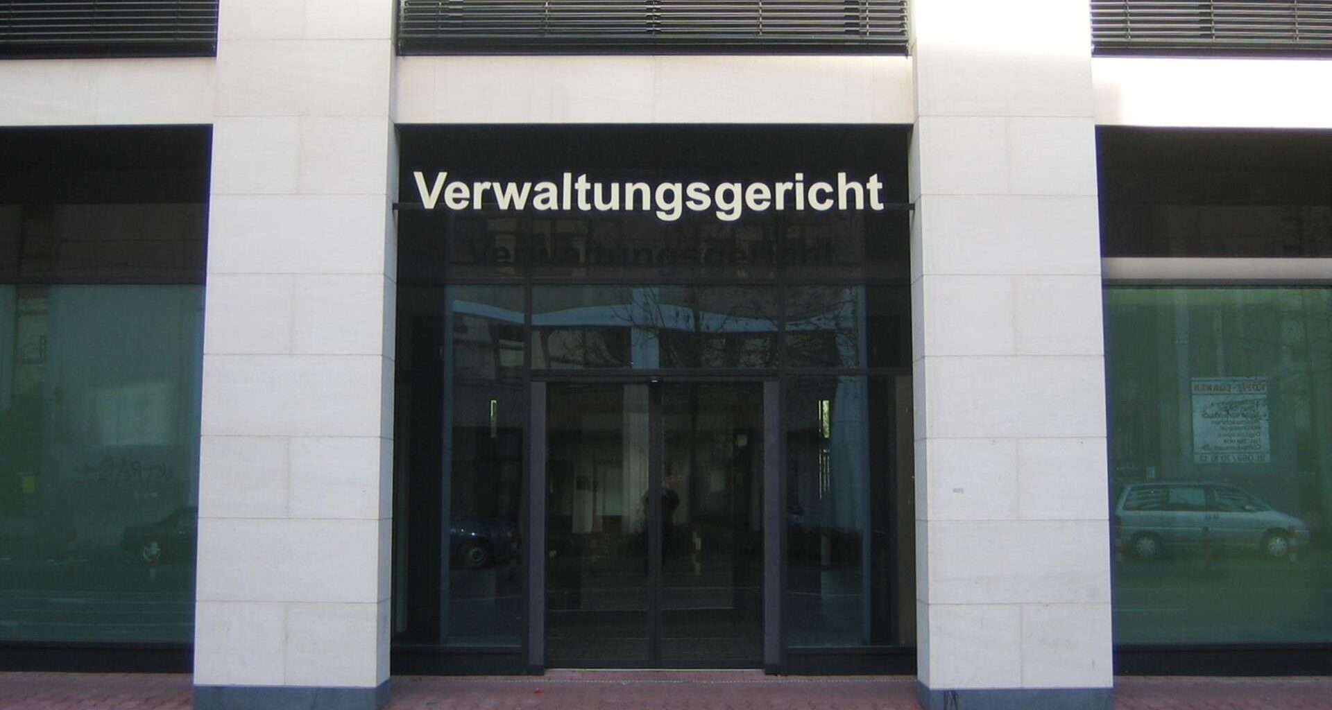 Der Eingangsbereich am Verwaltungsgericht in Frankfurt am Main.