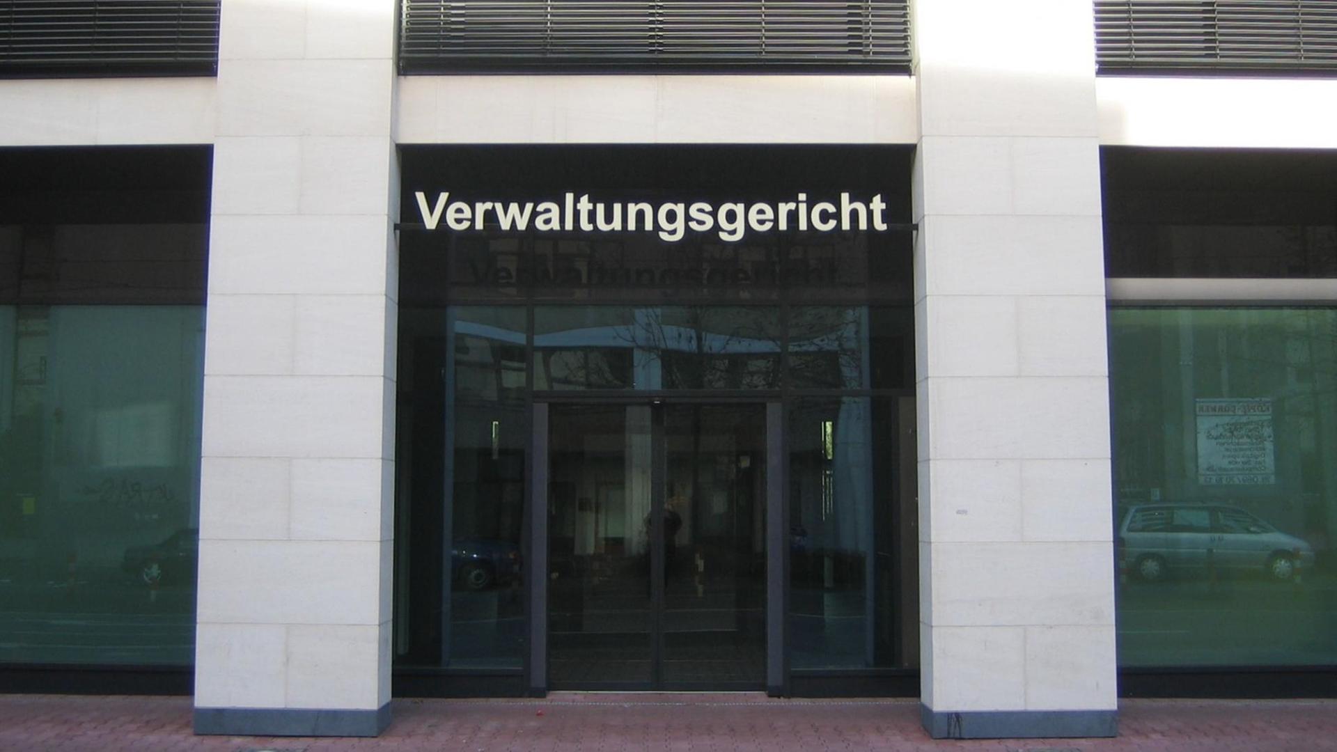 Der Eingangsbereich am Verwaltungsgericht in Frankfurt am Main