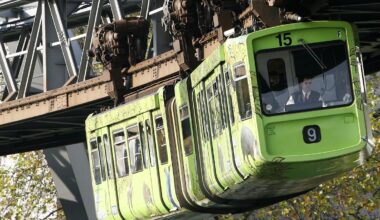 Der Tag: Steine treffen fahrende Schwebebahn in Wuppertal