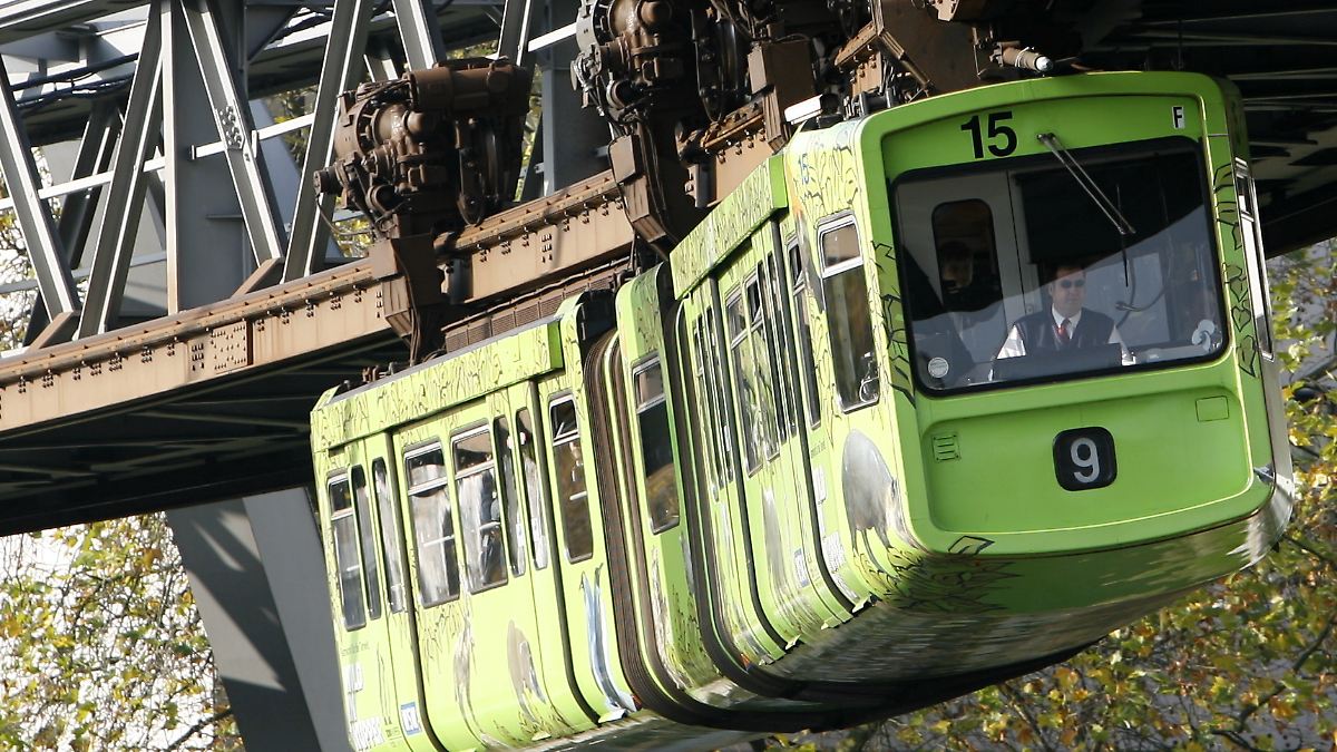 Der Tag: Steine treffen fahrende Schwebebahn in Wuppertal