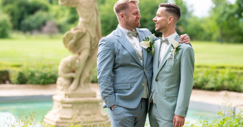 Zwei Männer geben sich das Jawort