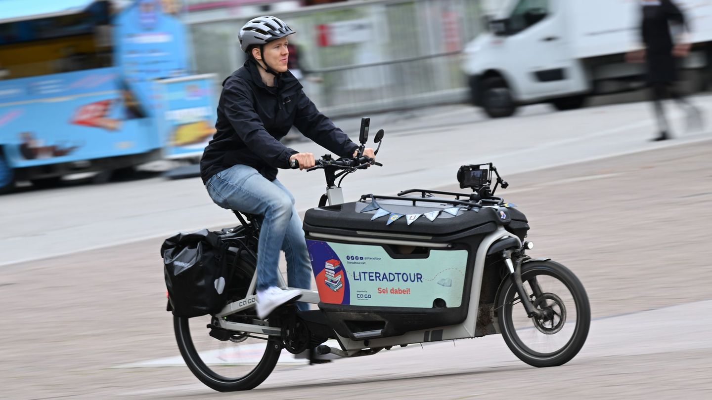 Lennart Schaefer saß fast 11.000 Kilometer im Sattel. Foto: Arne Dedert/dpa