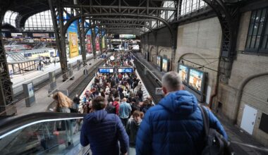 Fahrgäste warten im Hauptbahnhof Hamburg. Foto: Marcus Brandt/dpa