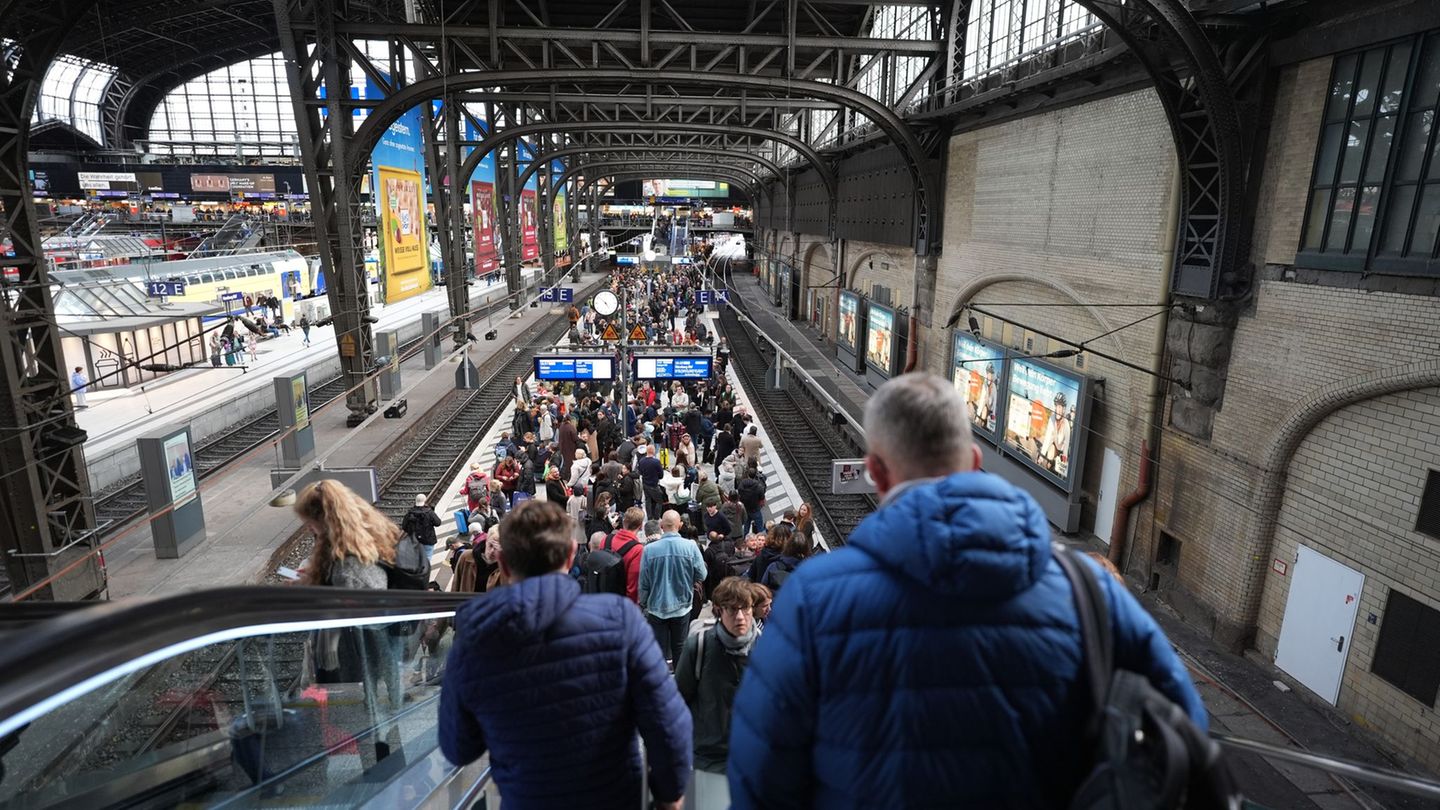 Fahrgäste warten im Hauptbahnhof Hamburg. Foto: Marcus Brandt/dpa