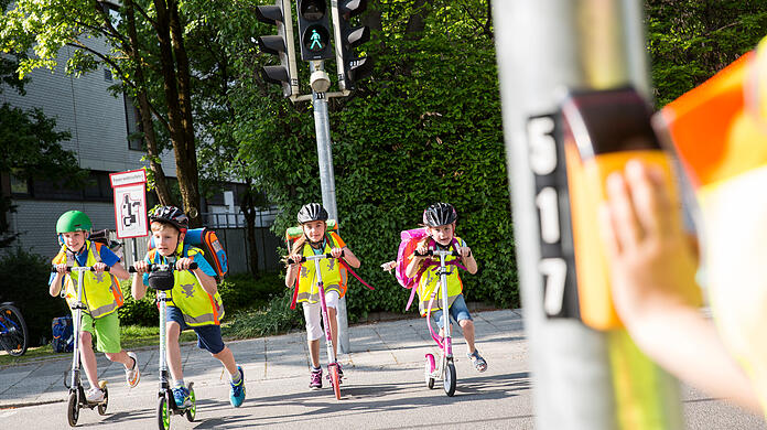 Kinder auf dem Weg zur Schule. Der kann gefährlich sein – ausgerechnet wegen Eltern, die ihre Kinder zur Schule bringen. Kinder auf dem Weg zur Schule. Der kann gefährlich sein – ausgerechnet wegen Eltern, die ihre Kinder zur Schule bringen.