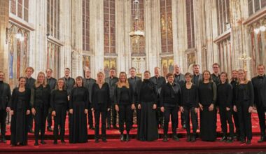 Menschengruppe in einer Kirche.
