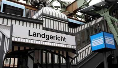 Ein Mann soll einen Fußgänger in Solingen absichtlich angefahren und meterweit durch die Luft geschleudert haben - Nun steht der