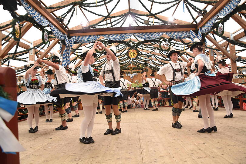 Eine Trachtentanz-Gruppe im Festzelt Tradition auf der Oidn Wiesn 2024. Eine Trachtentanz-Gruppe im Festzelt Tradition auf der Oidn Wiesn 2024.