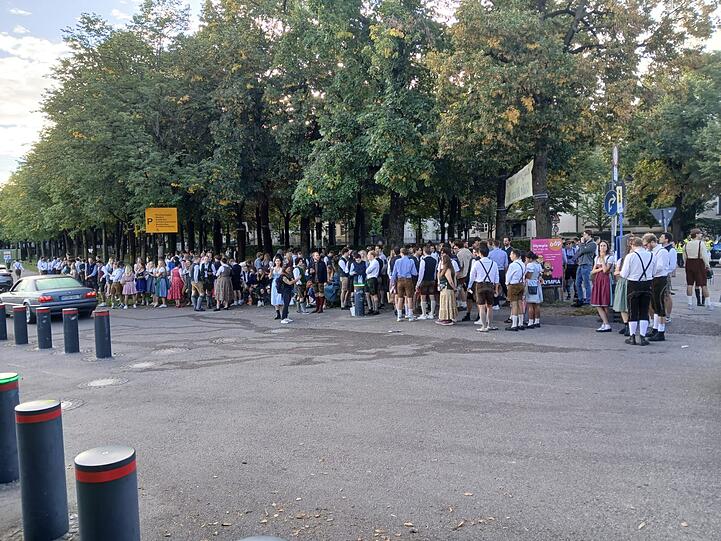 An der Poccistraße stehen sie auch schon. An der Poccistraße stehen sie auch schon.