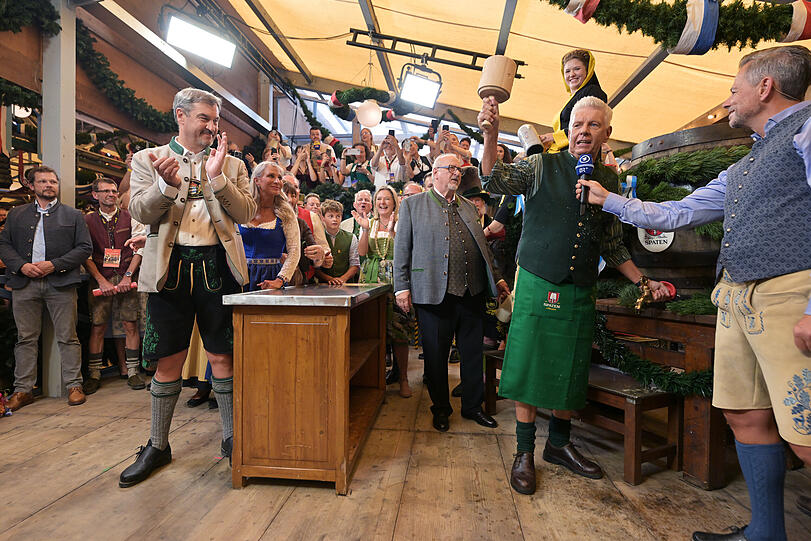 Dieter Reiter (SPD, 2.v.r), Oberbürgermeister von München, hebt seinen Anzapfschlegel nach dem Anstich des ersten Oktoberfest-Fasses im Schottenhamel-Festzelt, während Markus Söder (CSU, l), Ministerpräsident von Bayern, applaudiert. Die 190. Wiesn findet vom 20. September bis 05. Oktober 2025 auf der Münchner Theresienwiese statt. Dieter Reiter (SPD, 2.v.r), Oberbürgermeister von München, hebt seinen Anzapfschlegel nach dem Anstich des ersten Oktoberfest-Fasses im Schottenhamel-Festzelt, während Markus Söder (CSU, l), Ministerpräsident von Bayern, applaudiert. Die 190. Wiesn findet vom 20. September bis 05. Oktober 2025 auf der Münchner Theresienwiese statt.