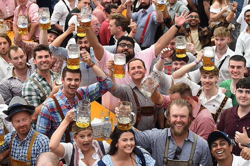 Gäste feiern im Hofbräu Festzelt nach dem Anstich beim 190. Münchner Oktoberfest. Gäste feiern im Hofbräu Festzelt nach dem Anstich beim 190. Münchner Oktoberfest.