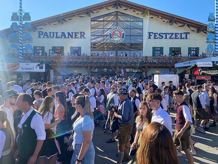 Viel los auch vor dem Paulaner Festzelt. Viel los auch vor dem Paulaner Festzelt.