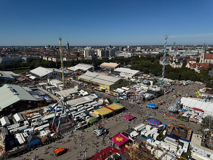 Auch von oben schön – der Blick vom "Sky Lift" auf die Wiesn Auch von oben schön – der Blick vom "Sky Lift" auf die Wiesn