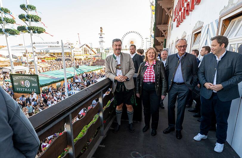 Überraschungsbesuch auf der Wiesn: Bundeskanzler Friedrich Merz (CDU) ist auf dem Oktoberfest aufgetaucht. Überraschungsbesuch auf der Wiesn: Bundeskanzler Friedrich Merz (CDU) ist auf dem Oktoberfest aufgetaucht.