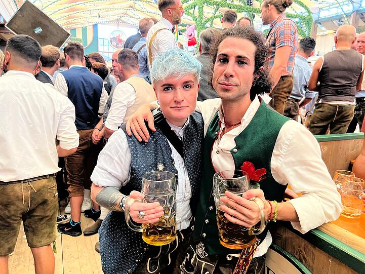 Besucher beim Gay Sunday: Mona und Alessio aus München. Sie kommen jedes Jahr zu der Veranstaltung in die Bräurosl. Besucher beim Gay Sunday: Mona und Alessio aus München. Sie kommen jedes Jahr zu der Veranstaltung in die Bräurosl.