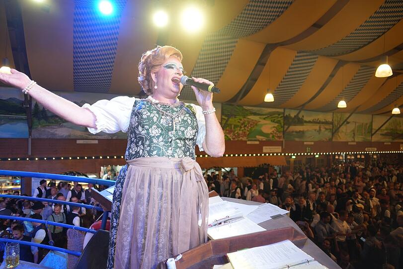Betty Pearl führte 2022 durch den bunten Prosecco-Montag, singte und machte Stimmung. Betty Pearl führte 2022 durch den bunten Prosecco-Montag, singte und machte Stimmung.