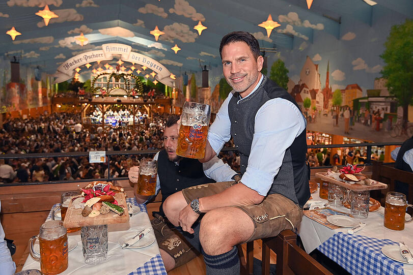 Gelassen und entspannt: 1860-Trainer Patrick Glöckner mit Maßkrug im Hacker-Festzelt. Gelassen und entspannt: 1860-Trainer Patrick Glöckner mit Maßkrug im Hacker-Festzelt.