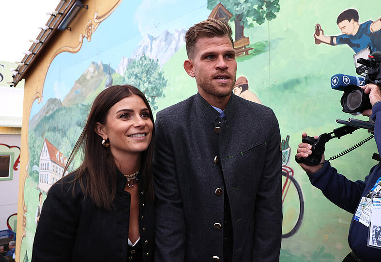 Löwen-Profi Florian Niederlechner kommt mit seiner Frau Melanie auf die Wiesn. Löwen-Profi Florian Niederlechner kommt mit seiner Frau Melanie auf die Wiesn.